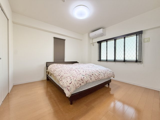 ディークラディア浜松宮竹の洋室|約8帖の主寝室。ダブルベッドを置いてもゆとりの広さです。
