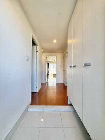 ディークラディア浜松宮竹の玄関|中に入ると明るい玄関が広がります！シューズ用収納スペースもあり、スッキリとした玄関をキープできます！
