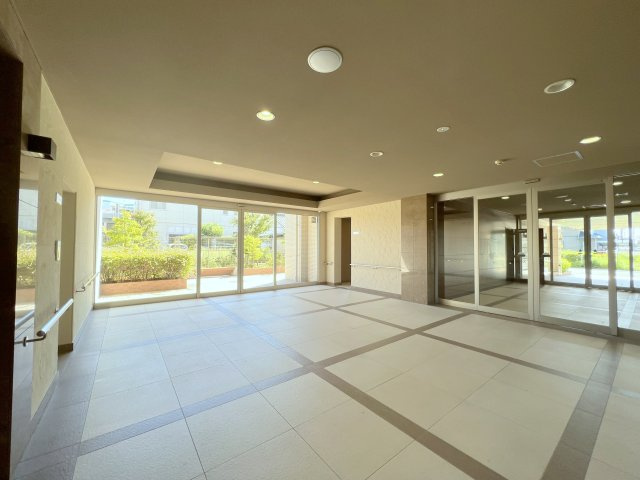 ディークラディア浜松宮竹のエントランス|マンションの入り口も落ち着いた雰囲気です。


