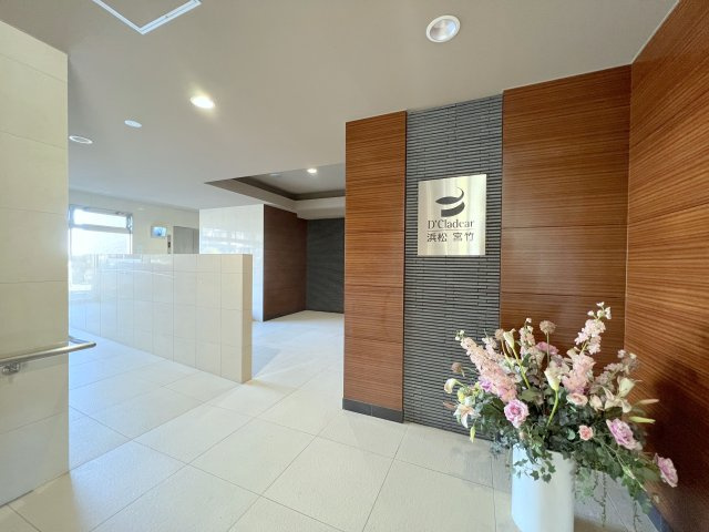 ディークラディア浜松宮竹のエントランス|マンションのエントランスは高級感漂うデザインです♪
