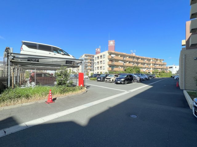 ディークラディア浜松宮竹の駐車場|駐車スペースは物件北側にあります！便利な来客用駐車スペースも完備！
