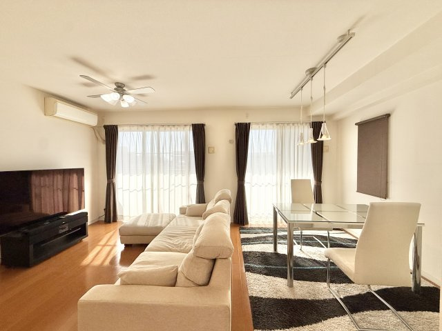 ディークラディア浜松宮竹の居間・リビング|大きな窓から差し込む陽射しが、部屋全体を明るく気持ちの良い空間にしてくれます！