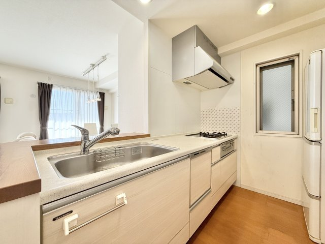 ディークラディア浜松宮竹のキッチン|清潔感のあるキッチンはリビングが良く見える間取り！
