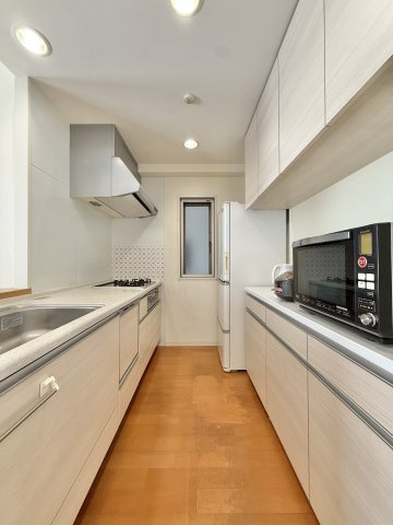 ディークラディア浜松宮竹のキッチン|カップボード付きで食器類や調理器具もスッキリ収納♪
