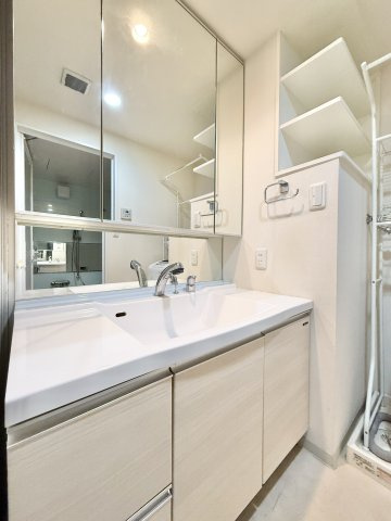 ディークラディア浜松宮竹の独立洗面台|3面鏡付きの大きな洗面台！