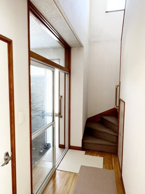 【玄関】 | 手稲区星置1-8 南東角地一戸建 | 上が吹抜けで開放感のある玄関ホール♪