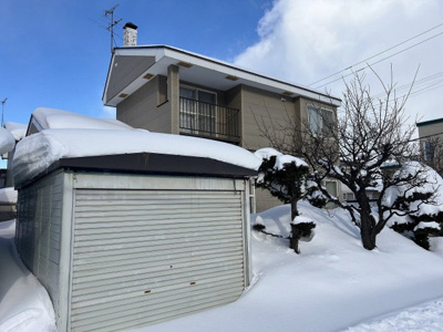 【駐車場】 | 手稲区星置1-8 南東角地一戸建 | 高さ1.8ｍの車庫付き・玄関横の物置をどかせば駐車２台目も可能♪