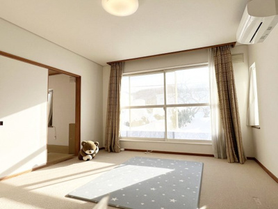 【居間・リビング】 | 手稲区星置1-8 南東角地一戸建 | 窓も大きく明るい10帖のリビングスペース♪