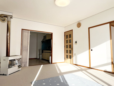 【居間・リビング】 | 手稲区星置1-8 南東角地一戸建 | 南側向かいに建物が無いので一日中陽の光が差し込みます♪