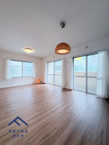 エメラルドマンション生の松原の居間・リビング