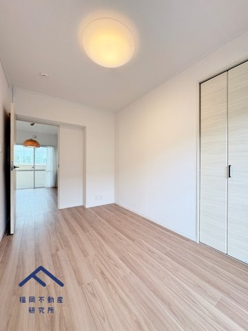 エメラルドマンション生の松原の洋室