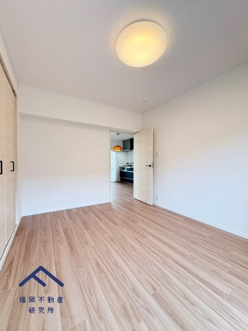 エメラルドマンション生の松原の洋室