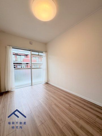 エメラルドマンション生の松原の洋室