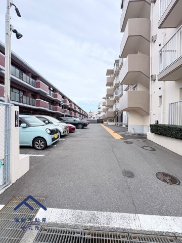 エメラルドマンション生の松原の駐車場