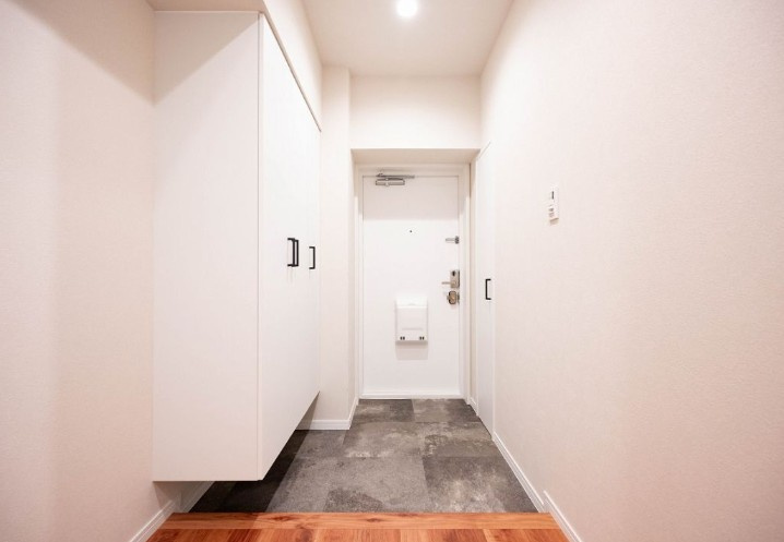イトーピア南麻布マンションの玄関|イトーピア南麻布マンション：玄関にはシューズボックスがあり靴もスッキリ収納可能です！