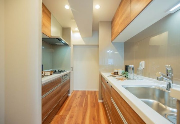 イトーピア南麻布マンションのキッチン|イトーピア南麻布マンション：あると便利な食器洗浄機付きのＩＩ型システムキッチンは収納力もありキッチン用品もスッキリ収納可能です！