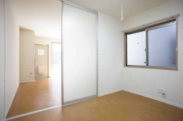 サザンカの居間・リビング|角住戸なので、2面採光