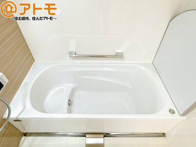 【浴室】 | 葵区羽鳥4　新築戸建　A区画 | お子様やお年寄りが使いやすいだけでなく、半身浴にも便利なベンチタイプの湯舟です。お湯の節約にも！