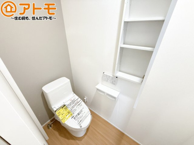 【トイレ】 | 葵区羽鳥4　新築戸建　A区画 | 清潔感のあるトイレです♪棚も設置されているので、掃除用具や消耗品なども収納可能です！