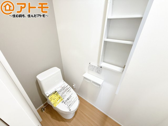 【トイレ】 | 葵区羽鳥4　新築戸建　A区画 | 清潔感のあるトイレです♪棚も設置されているので、掃除用具や消耗品なども収納可能です！