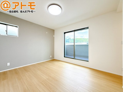 【寝室】 | 葵区羽鳥4　新築戸建　A区画 | アクセントクロスが印象的なお部屋です。お気に入りの家具に囲まれてゆったり過ごしたいですね♪