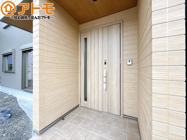 【玄関】 | 葵区羽鳥4　新築戸建　A区画 | 落ち着いた色合いの玄関はダブルロックで防犯性に優れた仕様になっています♪