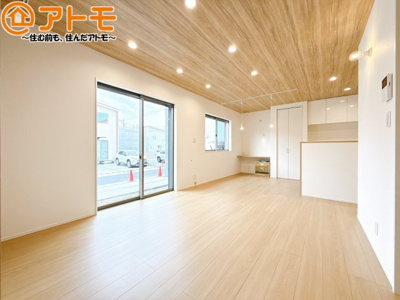【居間・リビング】 | 葵区羽鳥4　新築戸建　A区画 | 日当たりのよいリビングは、一年を通してぽかぽかとしています。家族が自然と集まる空間になりそうですね♪