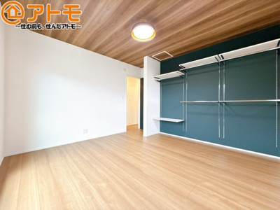 【寝室】 | 葵区羽鳥6　新築戸建　A区画 | アクセントクロスが印象的なお部屋です。お気に入りの家具に囲まれてゆったり過ごしたいですね♪