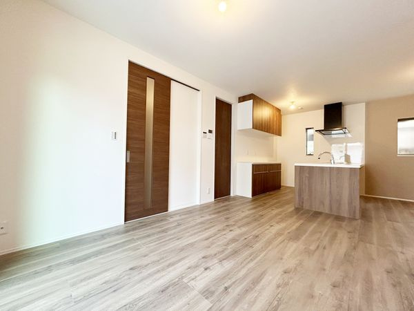 豊中市庄内西町4丁目　新築戸建の居間・リビング|ゆったりとしたリビングです