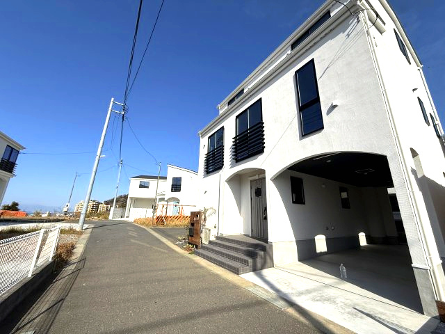 海まで9分！プール付きデザイナーハウス　人気のガレージハウスの外観|陽当良好