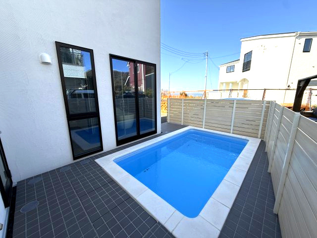 海まで9分！プール付きデザイナーハウス　人気のガレージハウスのその他|プール