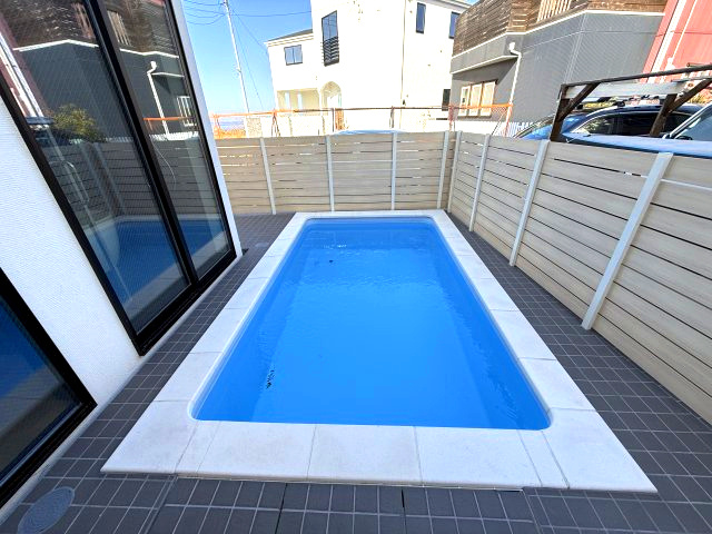 海まで9分！プール付きデザイナーハウス　人気のガレージハウスのその他|プール