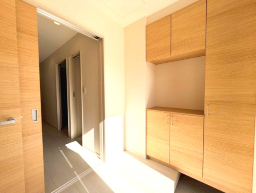 岸和田上町3期全2棟リーブルガーデン　1号棟の玄関|きれいな玄関です