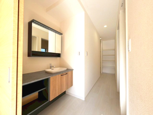 岸和田上町3期全2棟リーブルガーデン　1号棟の独立洗面台|朝の身支度には欠かせない独立洗面化粧台