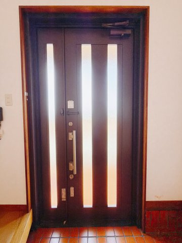 【中古戸建】高崎市中里町1期の玄関|■玄関｜太陽の光をたっぷり採り込む玄関☆ご家族の靴がたくさんしまえる下駄箱付き。お子様の靴がこれから増えても安心な大きさです。