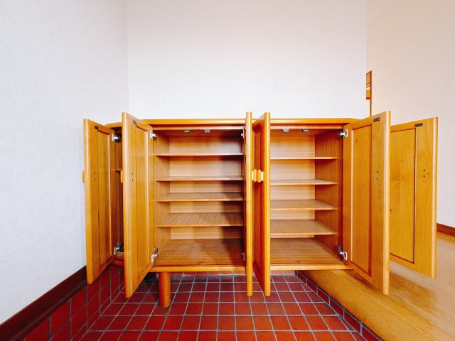 【中古戸建】高崎市中里町1期の玄関|■玄関｜ご家族の靴がたくさんしまえる下駄箱付き。お子様の靴がこれから増えても安心な大きさです♪