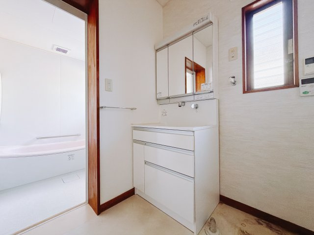 【中古戸建】高崎市中里町1期の独立洗面台|■洗面室｜大きな鏡で朝の身支度もラクラク♪毎日の忙しい準備が楽しくなる洗面所です(^^♪