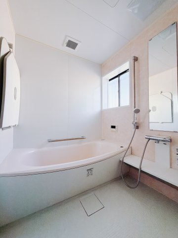 【中古戸建】高崎市中里町1期の浴室|■浴室｜デザイン性に優れた浴室♪1日の疲れを癒す、ゆったりとしたバスタイムをぜひお過ごしください(*＾＾*)大きな窓付きで嬉しい♪