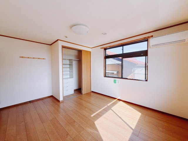 【中古戸建】高崎市中里町1期の洋室|■2階洋室｜ナチュラルカラーの床です。模様替えなどとても楽しく工夫できます♪陽当たり、風通しもとても良いので毎日快適な生活スタートです！子供部屋にも良いですね♪