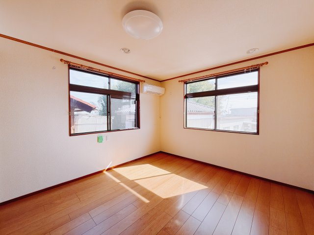 【中古戸建】高崎市中里町1期の洋室|■2階洋室｜2階洋室には大きな窓をご用意しています。日中はあたたかな日差し差し込み自分時間も充実できますね＾＾