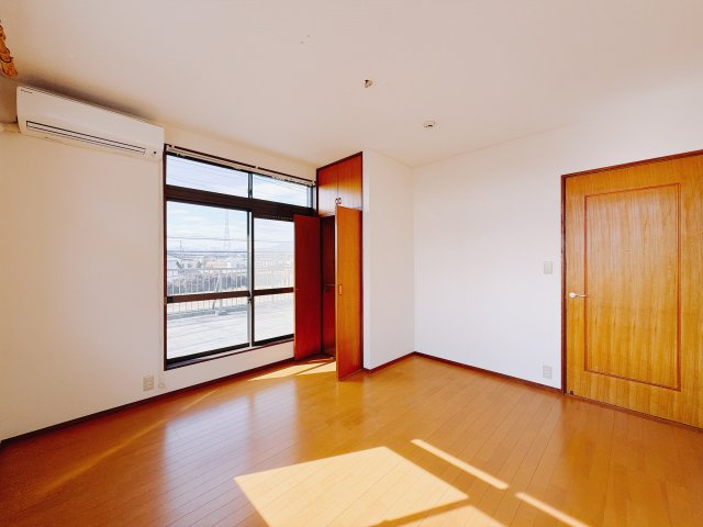 【中古戸建】高崎市中里町1期の洋室|■2階洋室｜ナチュラルカラーの床です。模様替えなどとても楽しく工夫できます♪陽当たり、風通しもとても良いので毎日快適な生活スタートです！子供部屋にも良いですね♪