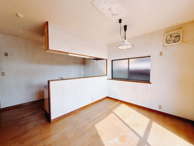 【中古戸建】高崎市中里町1期の居間・リビング|■リビング｜陽当たり良好のリビングダイニング♪賃貸では叶わなかった、お友達とのホームパーティや大音量で映画やテレビを楽しむことができます(*^^*)