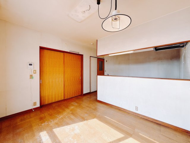 【中古戸建】高崎市中里町1期の居間・リビング|■リビング｜落ち着きのある表情を見せるリビングダイニング。太陽の光がたっぷり差し込むリビングは、自然とご家族が集まる居心地の良い空間です。