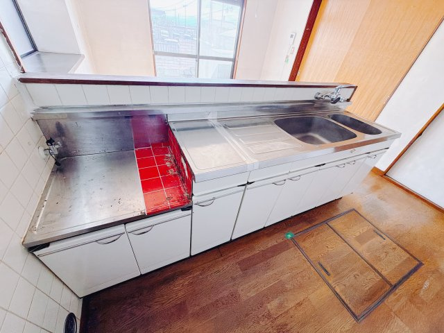 【中古戸建】高崎市中里町1期のキッチン|■キッチン｜ワークトップの幅が広く、お子様といっしょにお料理をつくったり、ちょっとしたパーティーも楽しめます。フラットなのでお掃除がしやすいのもポイントです♪