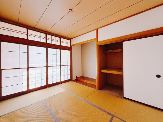 【中古戸建】高崎市中里町1期の和室|■1階和室｜「続き間の和室」は子育て世代にこそ適しています。お子様のお昼寝スペースや、洗濯物をたたむのに便利です。客間やリビングの延長としても使えます。