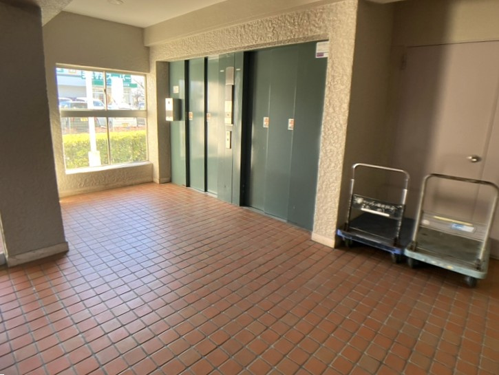 六実マンションのエントランス|エレベーター