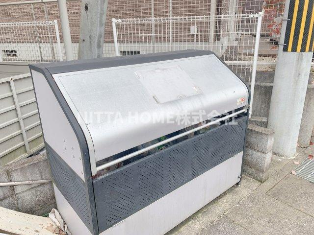 サンシャインⅡのエントランス|敷地内にゴミ捨て場があります＊