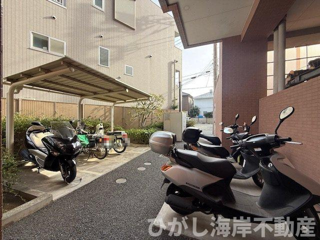 プリムローズ平塚の駐車場|敷地内バイク置場