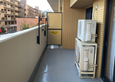 【バルコニー】 | タウンズ八王子パークリッジ | バルコニーは、室外の専用スペースのうち、「屋根がなく開放された空間」であるものを指します。ベランダより広いタイプのものが多く、日当たりもよいため家庭菜園などを楽しみたい人にとって適した環境となります。