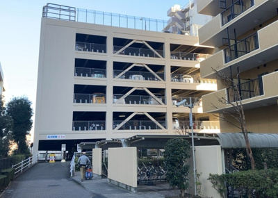 【外観】 | タウンズ八王子パークリッジ | 駐車場と明記されていても、最小スペースでつくられた駐車場だと大型車は駐車できなかったり、出入りしにくくなったりする可能性があります。お車のサイズと購入したい物件の駐車場のサイズを現地で確認しましょう。
